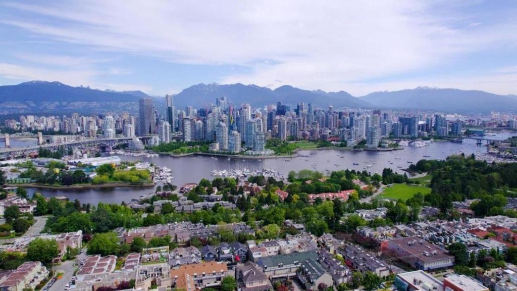 Billion Dollar Views In A Beautiful Fairview Slopes Heritage House Apartment แวนคูเวอร์ ภายนอก รูปภาพ